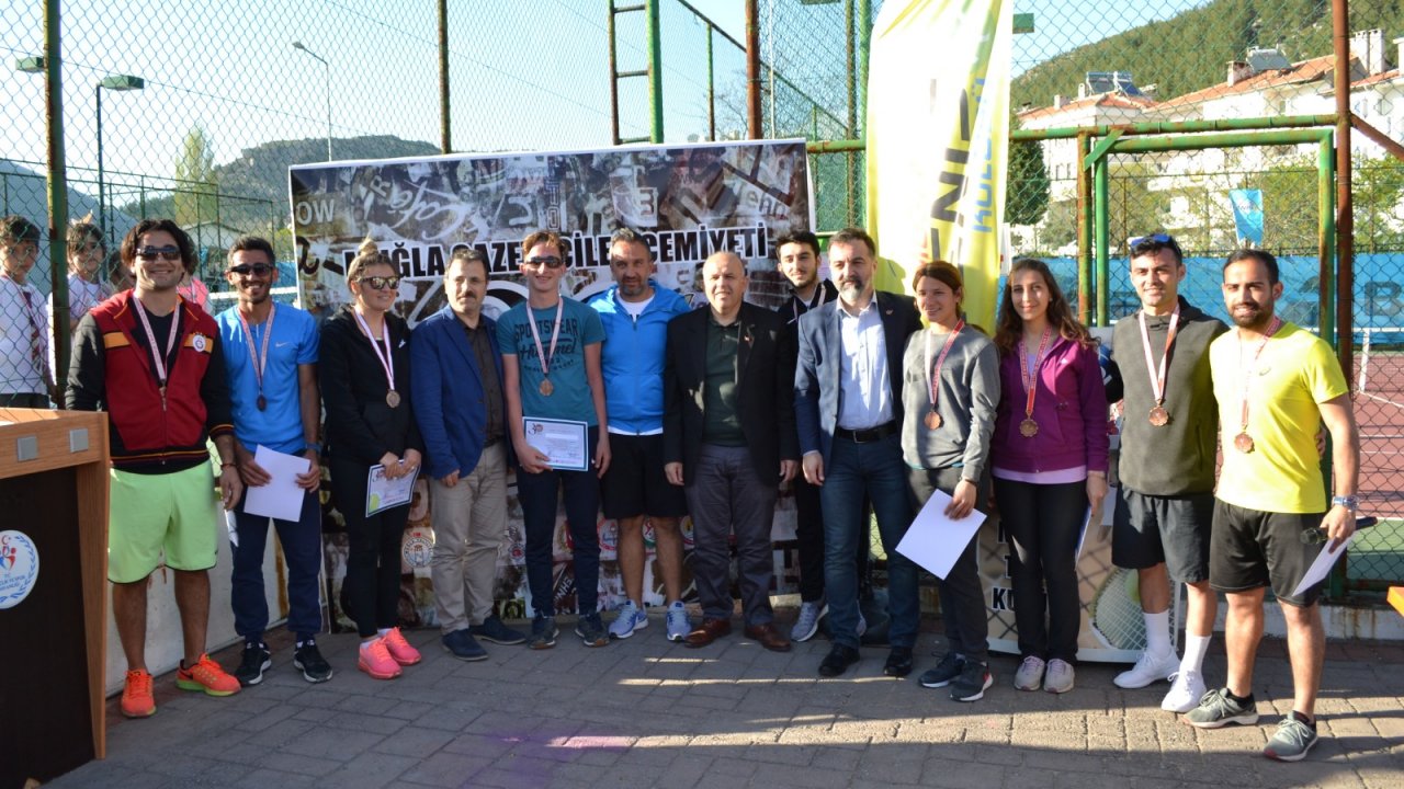 Cemiyetin 30. Yılına Raket Salladılar