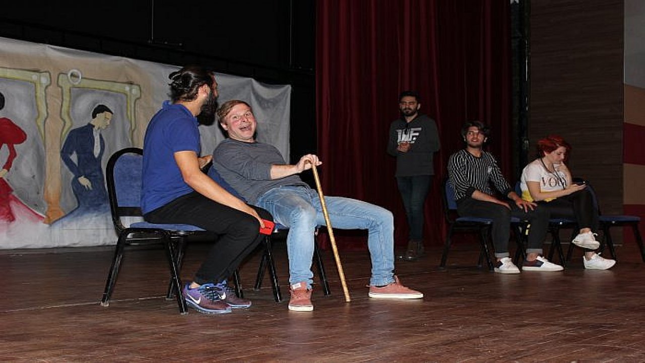 Altın Kesit Tiyatrosu Turnelere Başlıyor