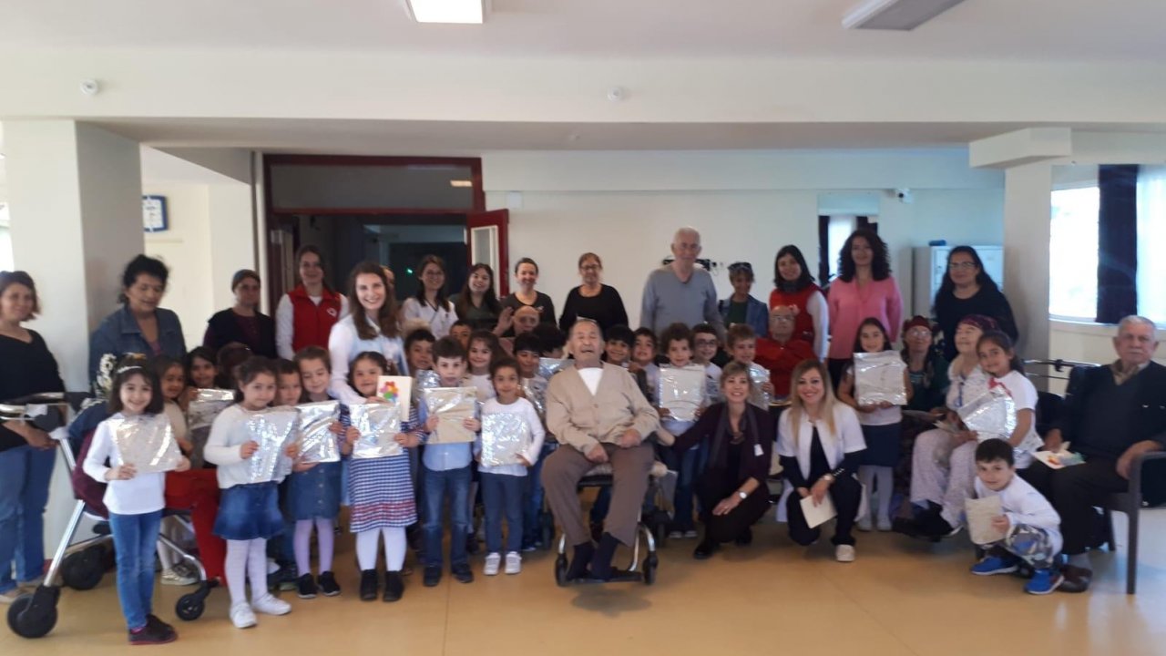 Minik öğrenciler yaşlıları ziyaret etti