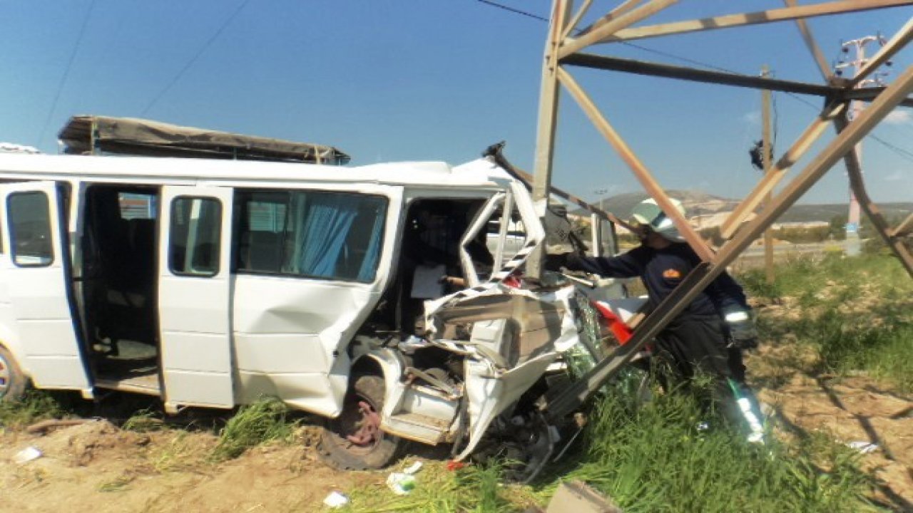 Yoldan çıkan minibüs yüksek gerilim direğine çarptı: 3 yaralı