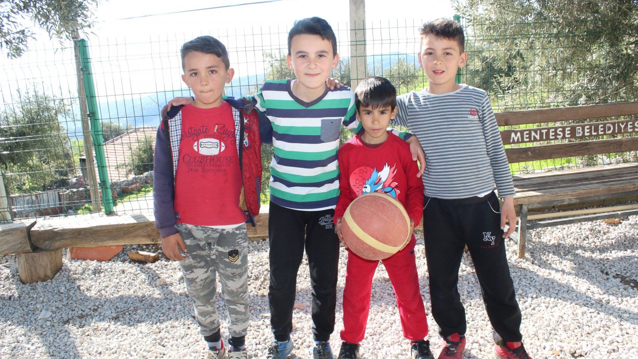 24 Yıldır Futbol Sahası Bekliyorlar