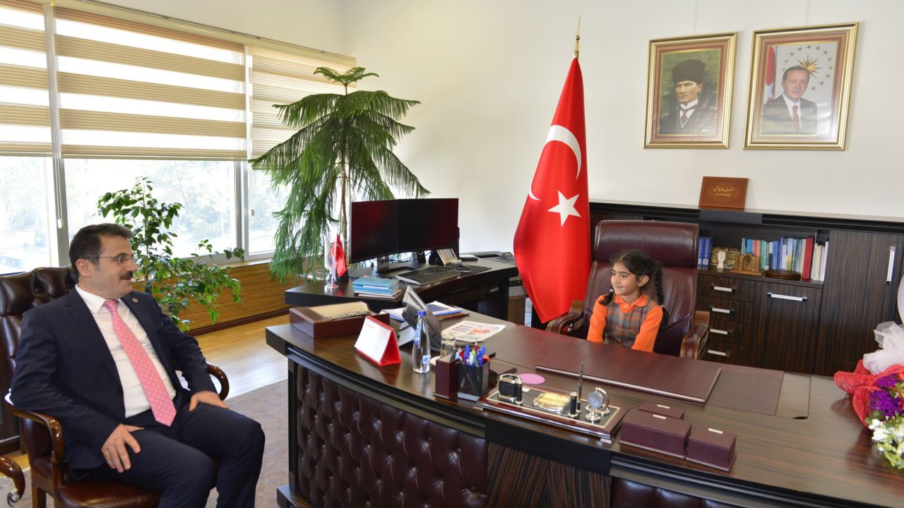 Rektör Çiçek Makam Koltuğunu Minik Öğrencilere Devretti