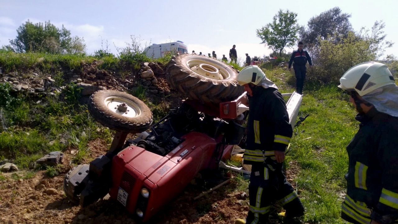 Devrilen Traktör Üzerinden Geçti