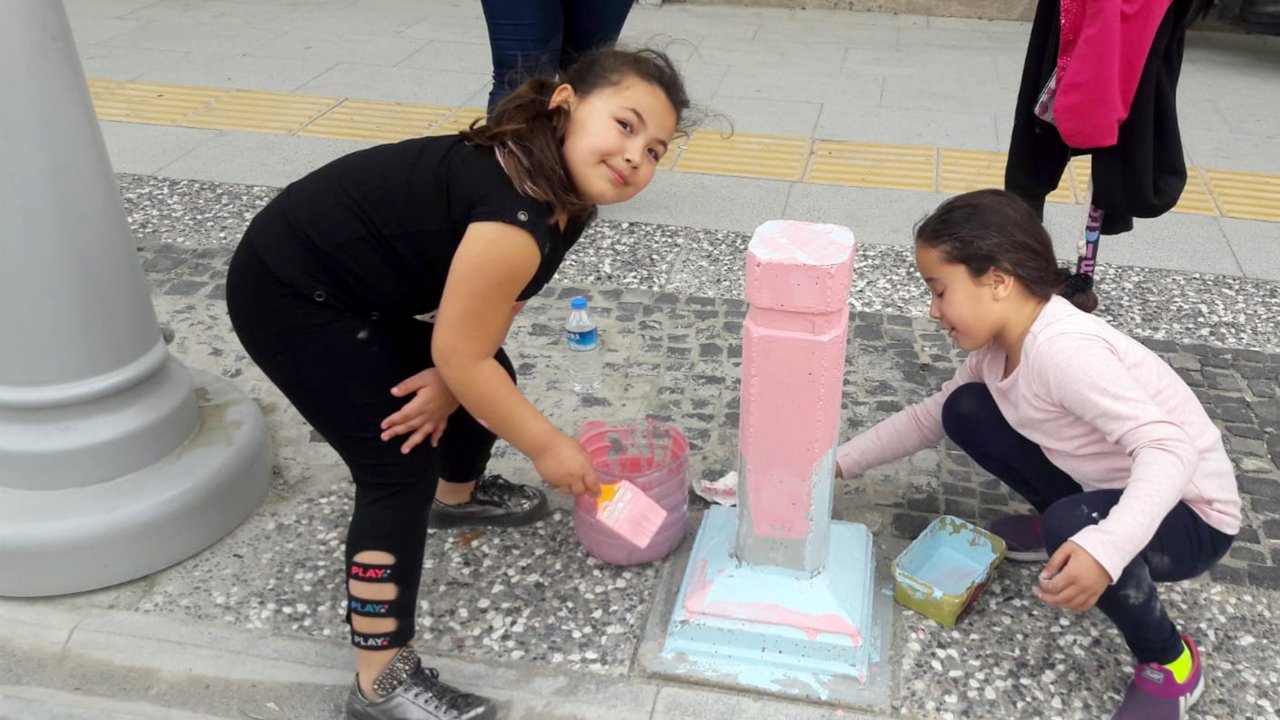 Minikler trafik dubalarını boyadı