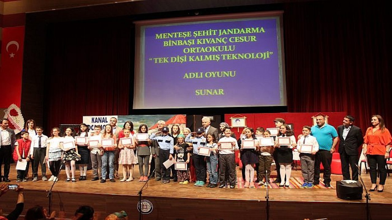 Ortaokul Öğrencileri Ayakta Alkışlandı