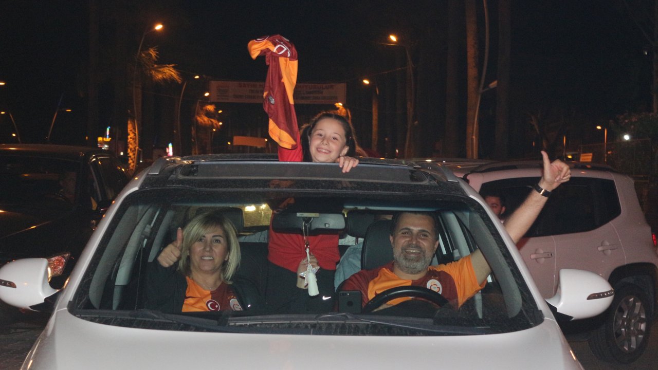 Galatasaray'ın Galibiyetini Turistler De Kutladı
