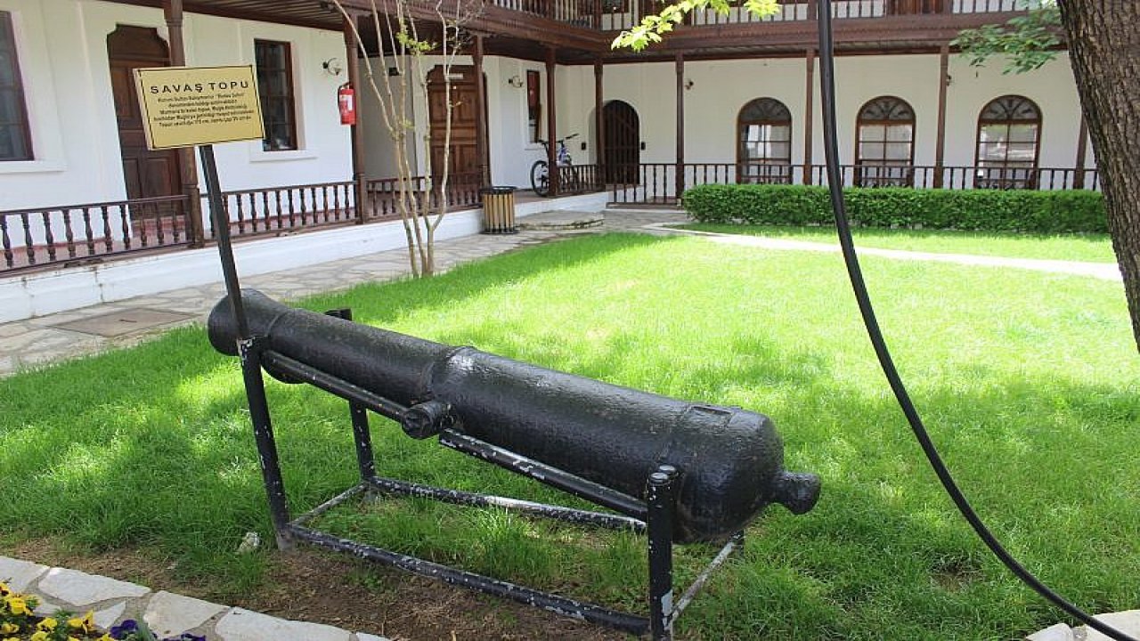 Osmanlı’dan Kalma Savaş Topu’nun Boyanmasına Eleştiri