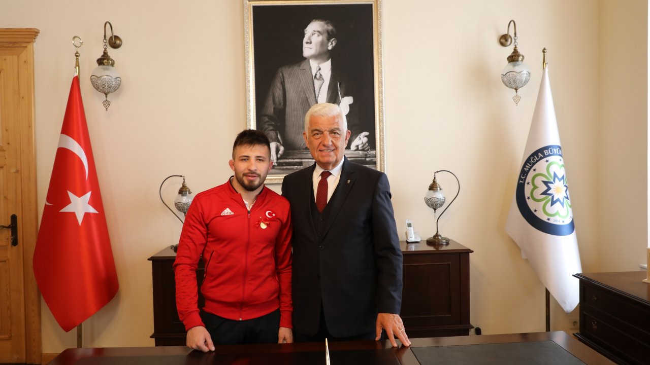 Şampiyon Güreşçi’den Başkan Gürün’e ziyaret