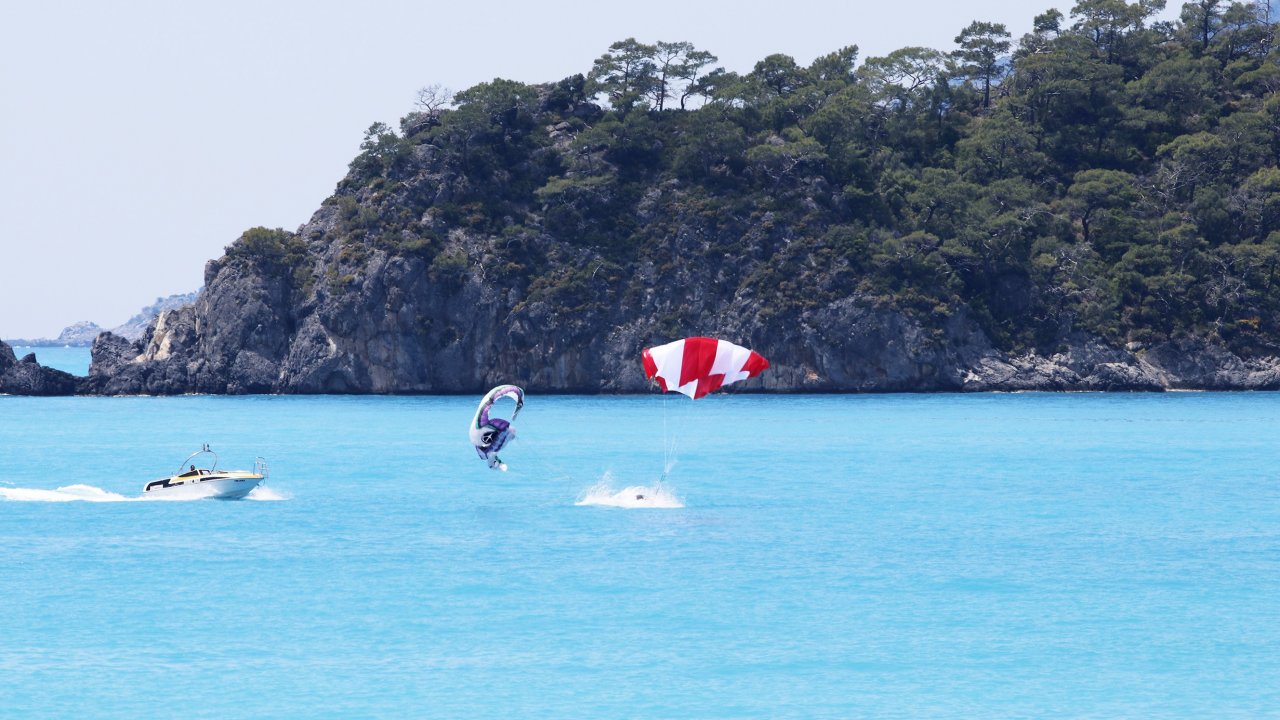 Paraşütçü Denize Düştü