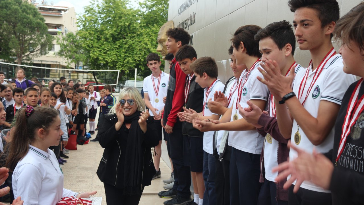 Bu Okulun Öğrencileri Madalyaya Doymuyor