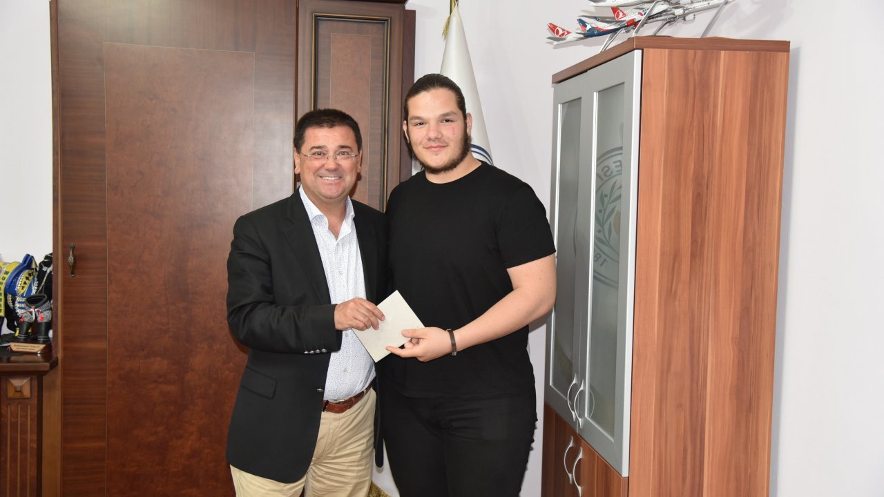 Şampiyon Sporcudan Başkan Tokat’a Ziyaret