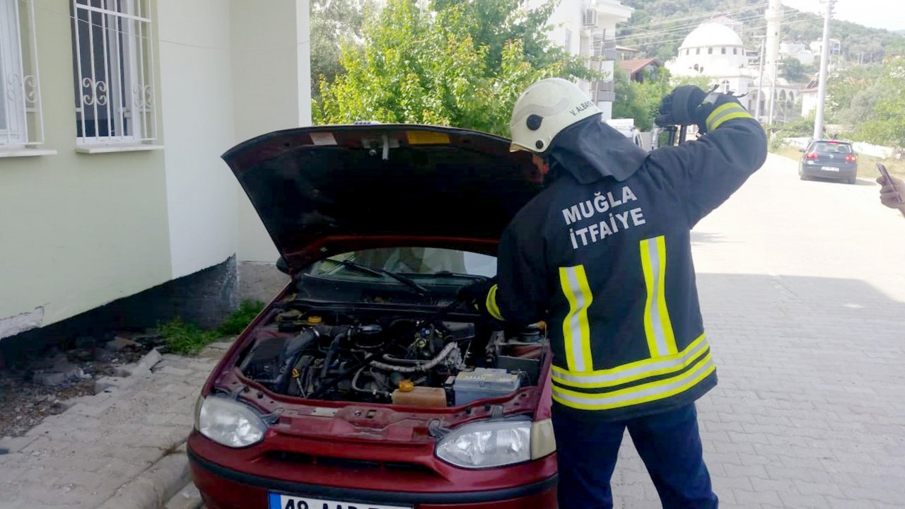 Aracın Motoruna Giren Yılanı İtfaiye Çıkardı