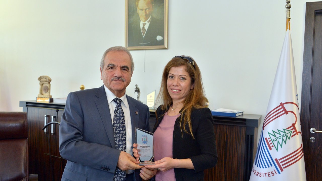 Rektör Harmandar’dan Akademisyene Plâket