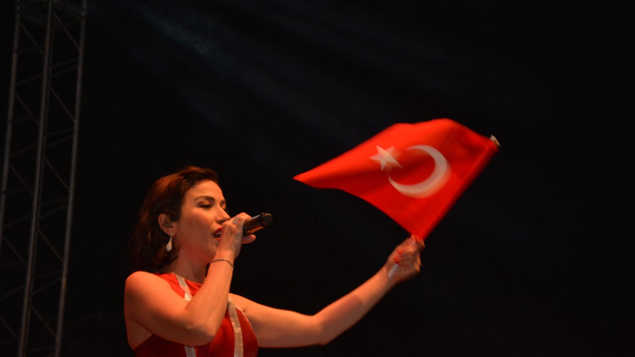 Burcu Güneş Binlerce Kişiye Konser Verdi