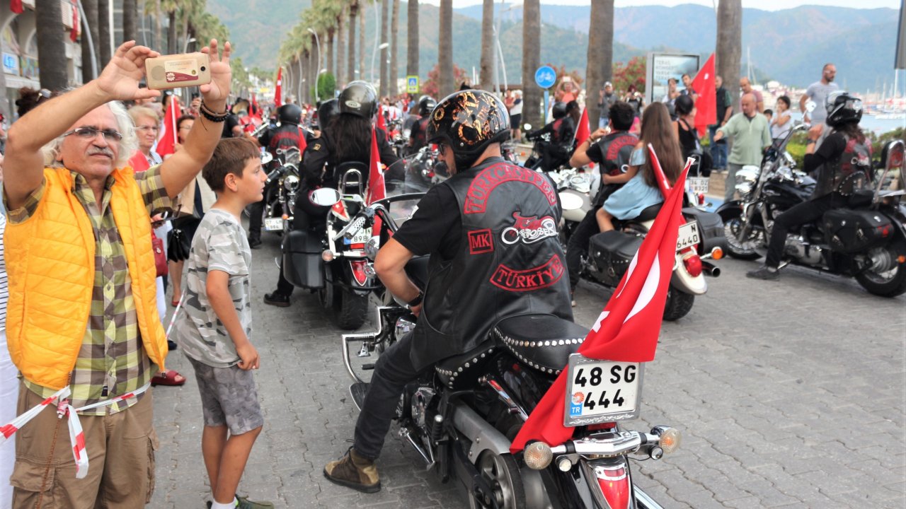 “Fener Alayı’nı” Fotoğraflamak İçin Yarıştılar