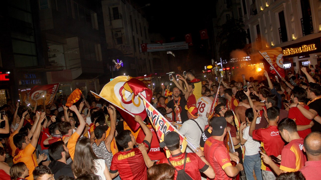 Binlerce Kişi Sokaklara Döküldü