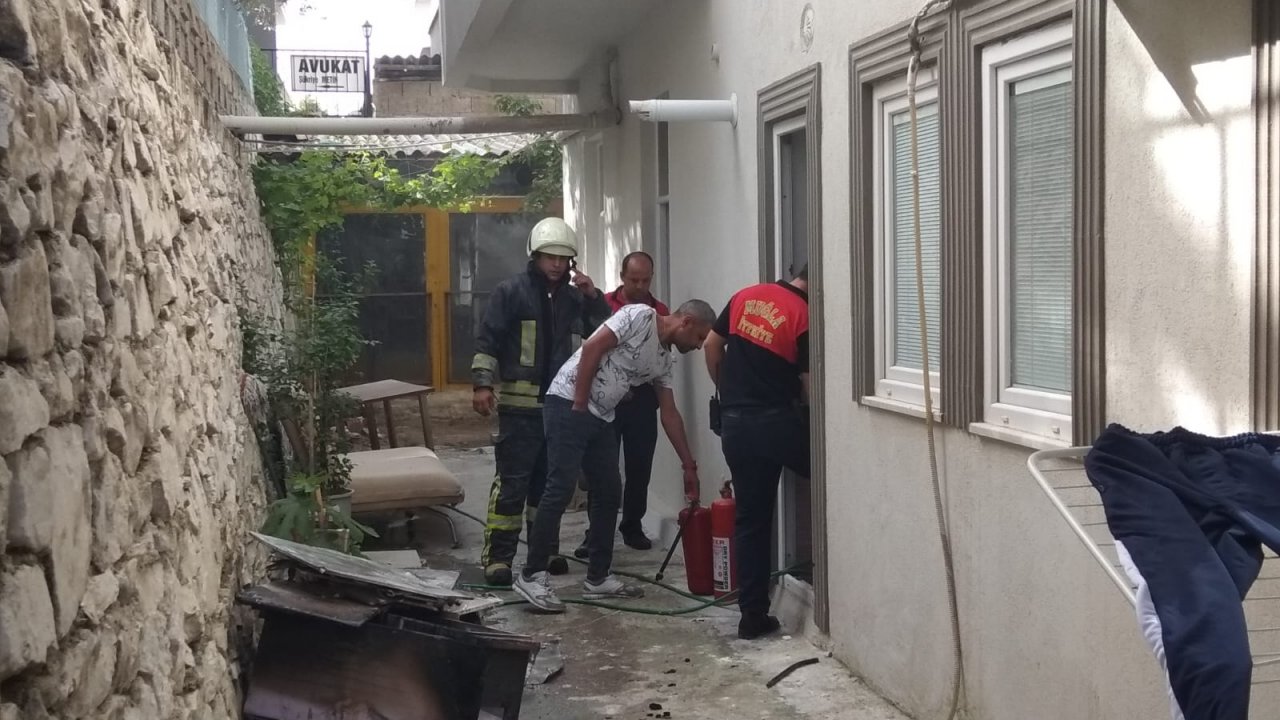 SON DAKİKA- Kuaför Salonunun Mutfağında Yangın Çıktı