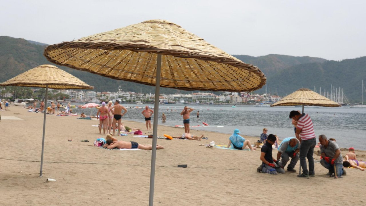 Halk Plajı'na Ücretsiz Şemsiye
