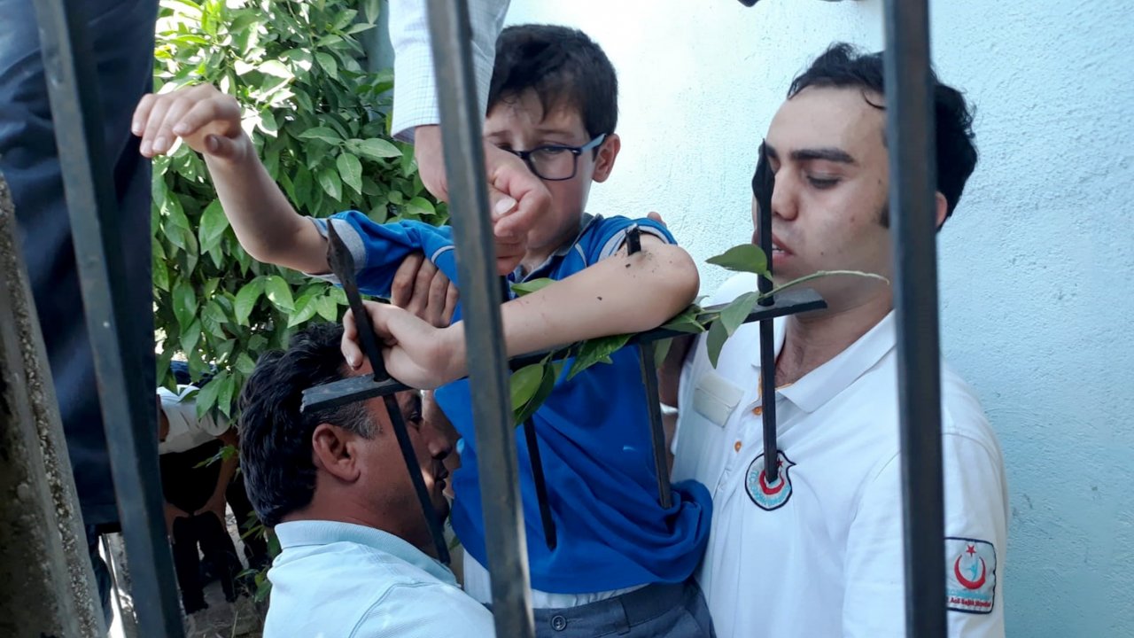 Korkuluk Demiri Çocuğun Koluna Saplandı