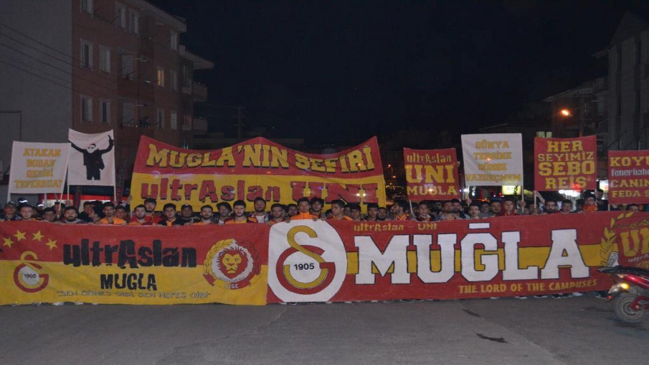 Galatasaray Taraftarından Şampiyonluk Kutlaması