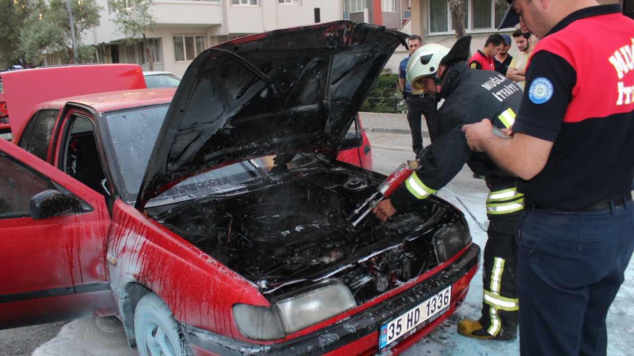 Menteşe’de Hareket Halindeki Araç Alev Aldı