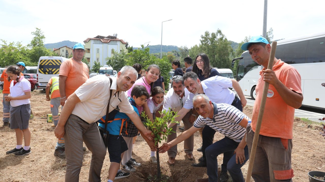 Önce Ödül Aldılar, Sonra Fidan Diktiler