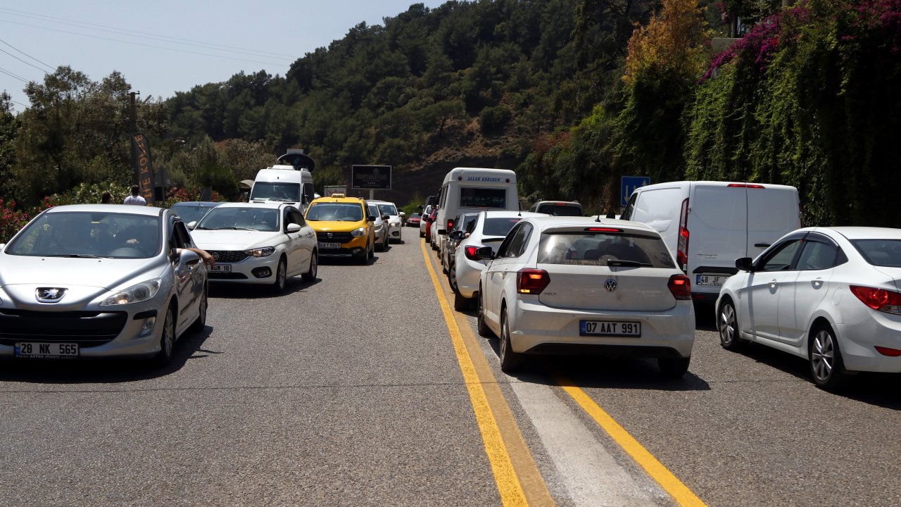 Jandarma Ölüdeniz’de Yolu Trafiğe Kapattı
