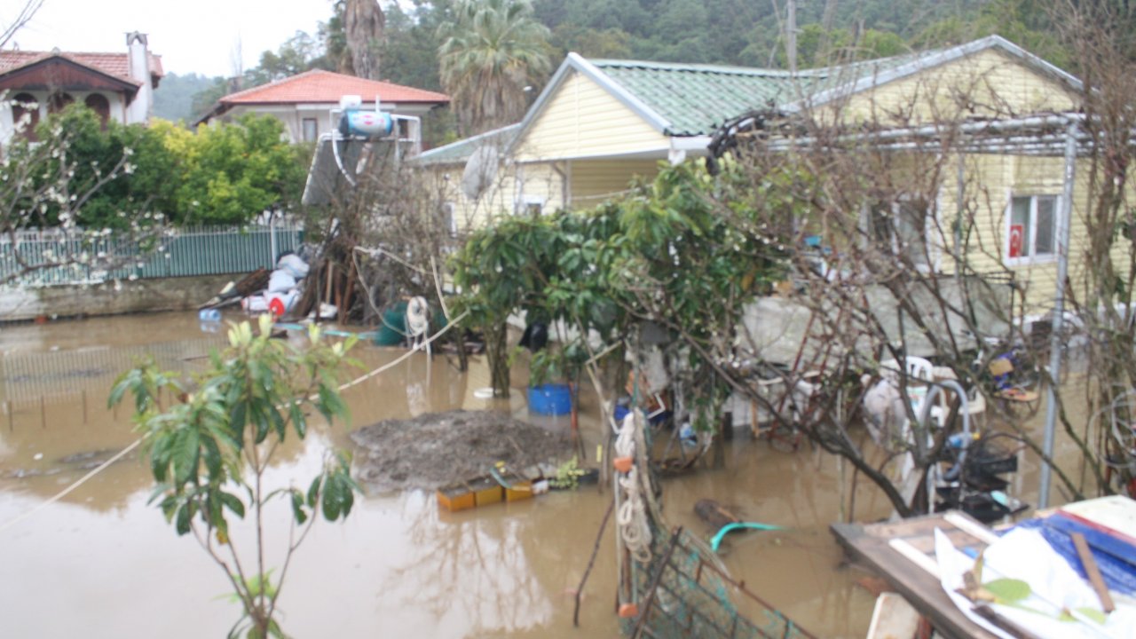Marmaris'te aşırı yağış su taşkınlarına neden oldu