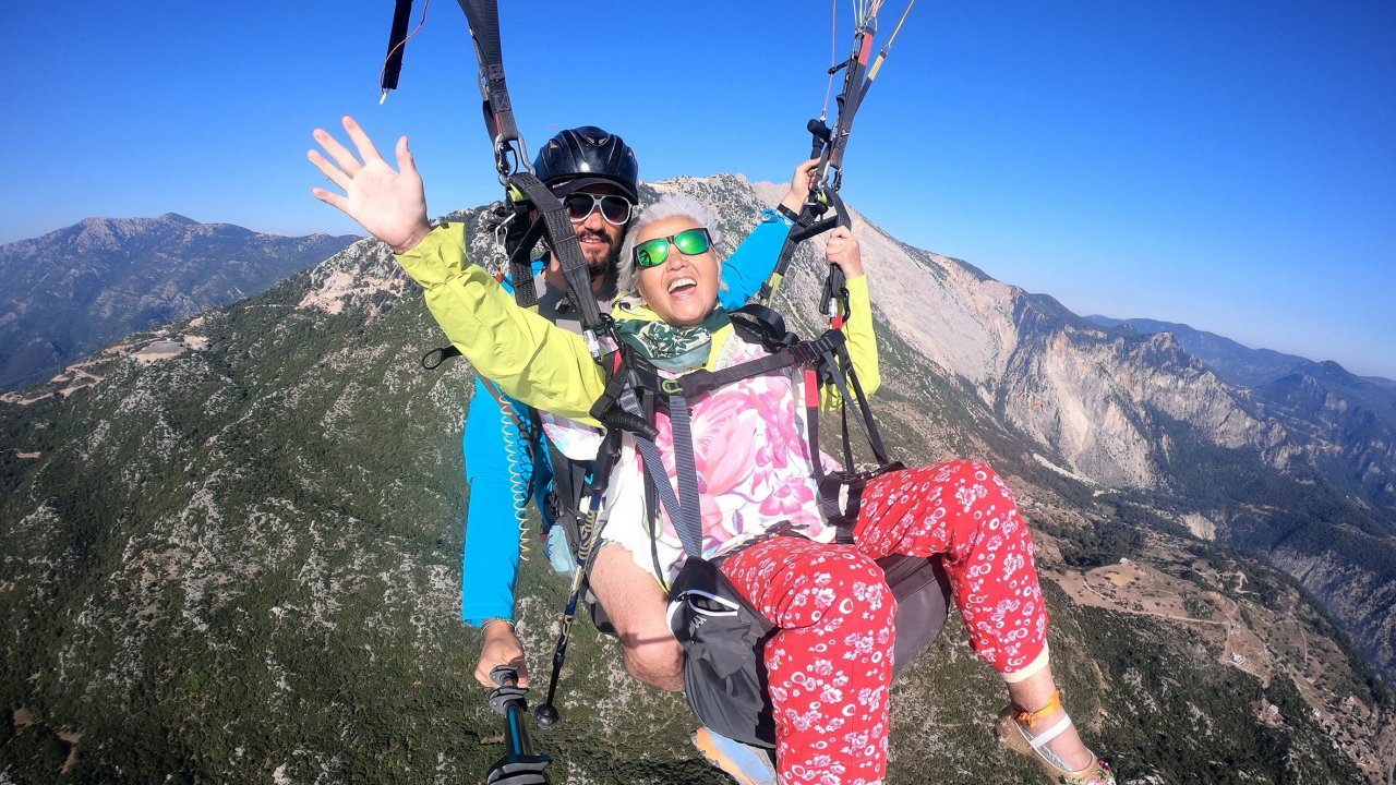 75 Yaşındaki Çinli Kadın Fethiye’de Yamaç Paraşütü Yaptı  