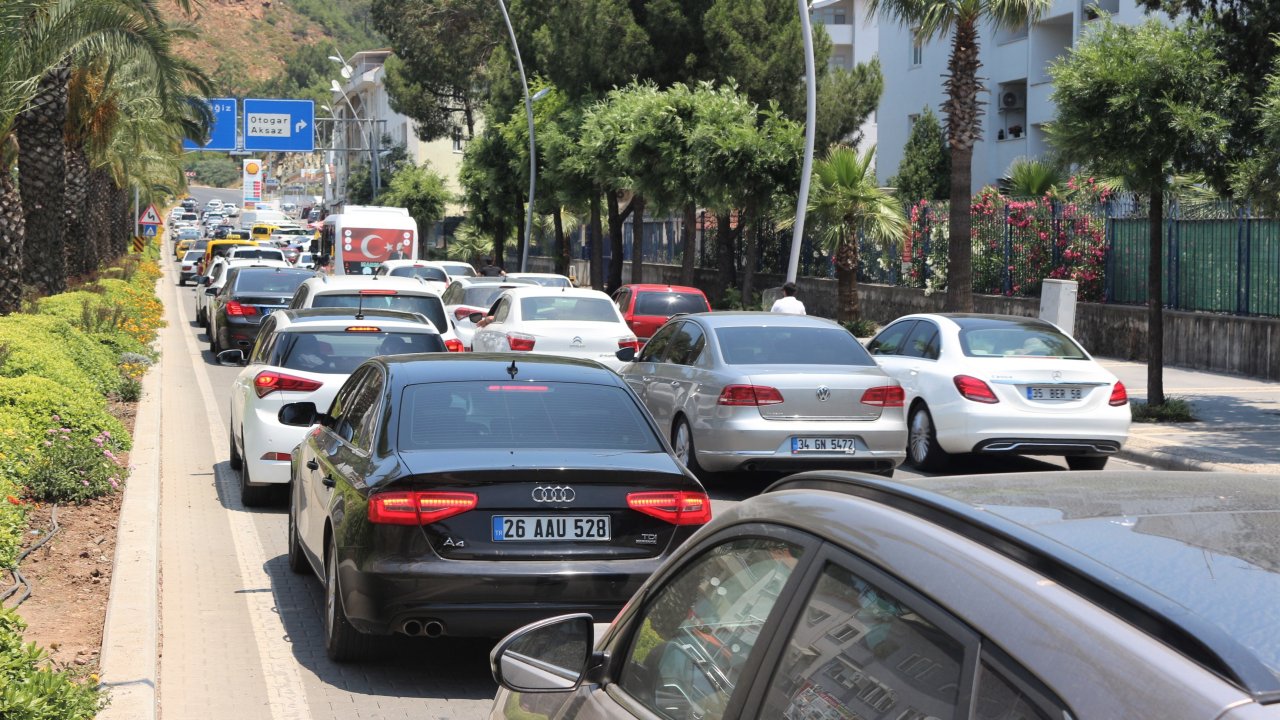 Yerli Turistler Dönüş Yolunda, Trafik Durma Noktasına Geldi  
