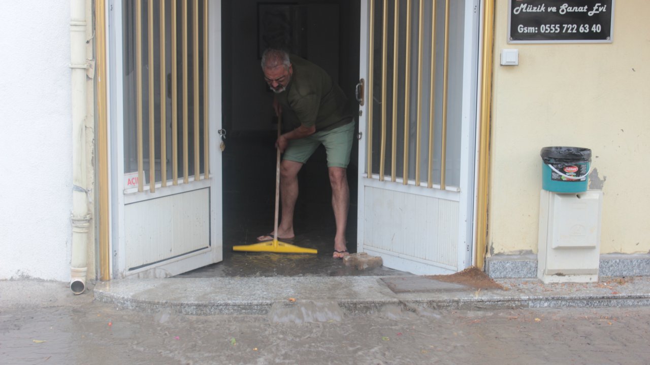 Yağmur Sonucu Rögar Taştı Dükkanları Su Bastı