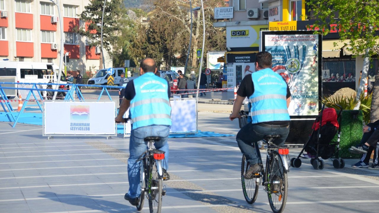 Arabadan indiler bisiklete bindiler