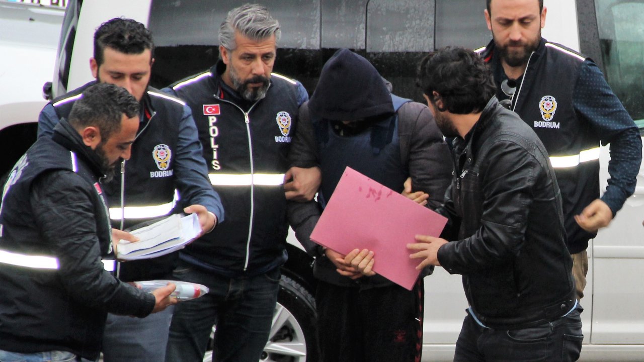 Önce boğazını kesmiş sonra kalbinden bıçaklamış