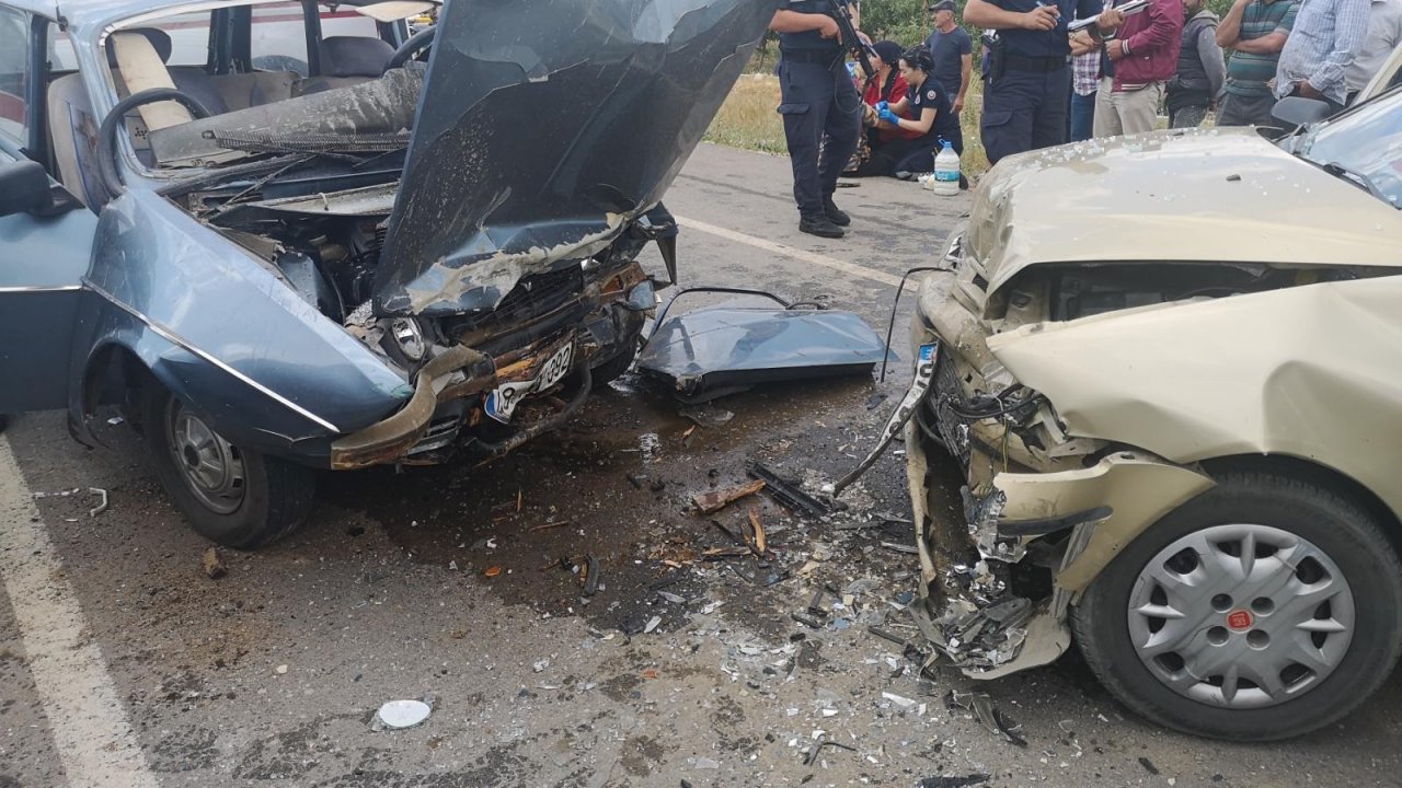 İki Otomobil Kafa Kafaya Çarpıştı: 6 Yaralı