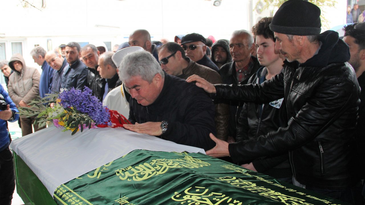 İş yerinde boğazı kesilen genç kadının cenazesinde gözyaşları sel oldu