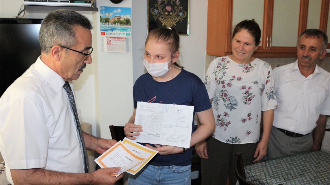 Lösemi Hastası Hale’ye Karne Sürprizi