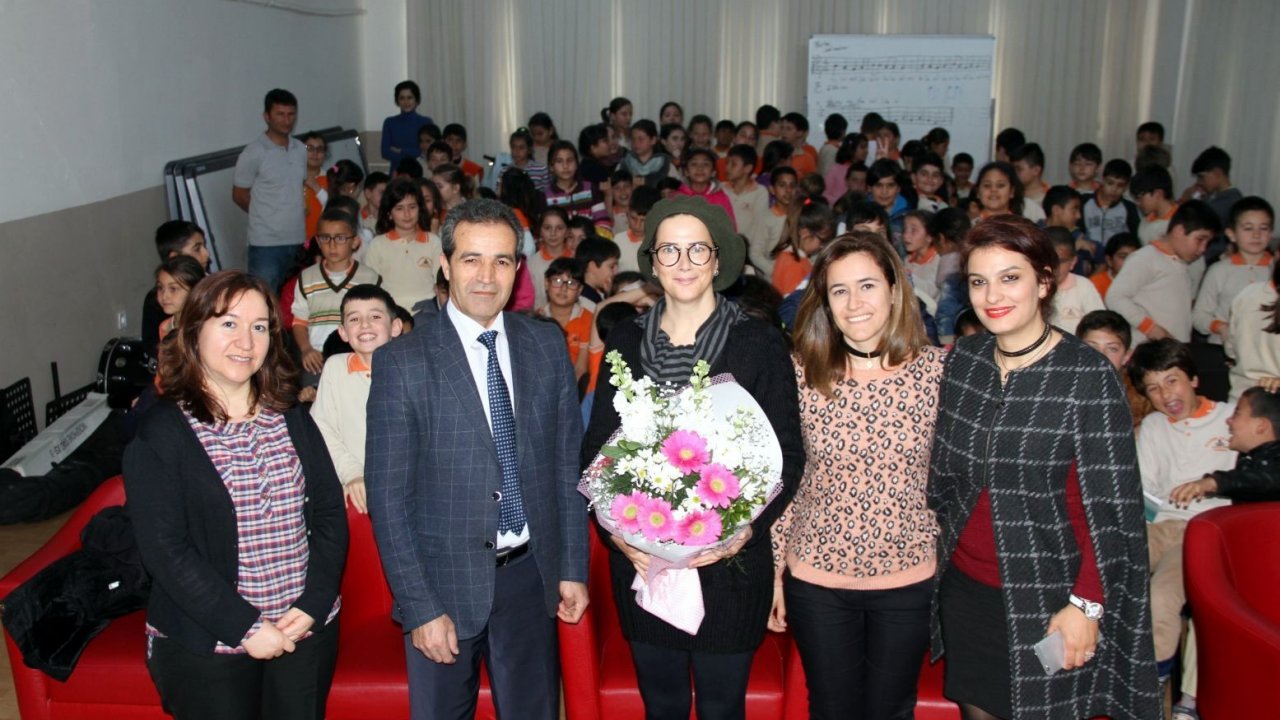 Janset, Datça Kazım Yılmaz İlkokulu kariyer günlerine konuk oldu