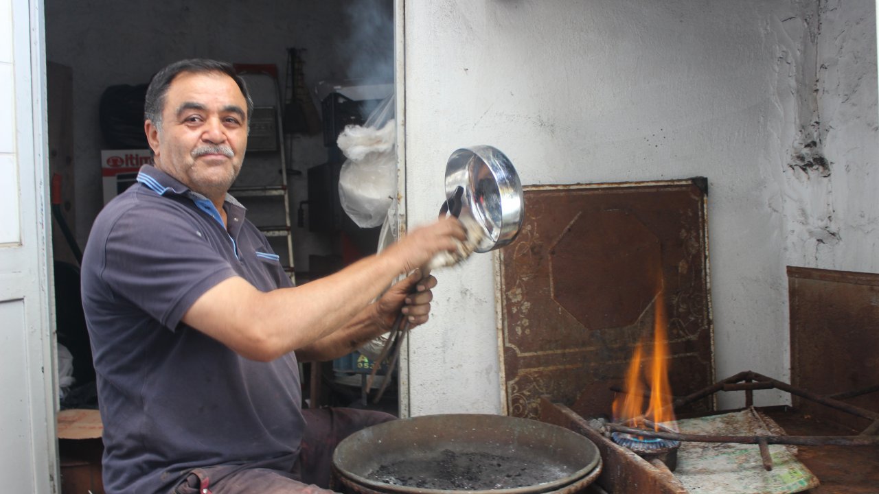 Unutulmaya Yüz Tutmuş Mesleği Yapıyor