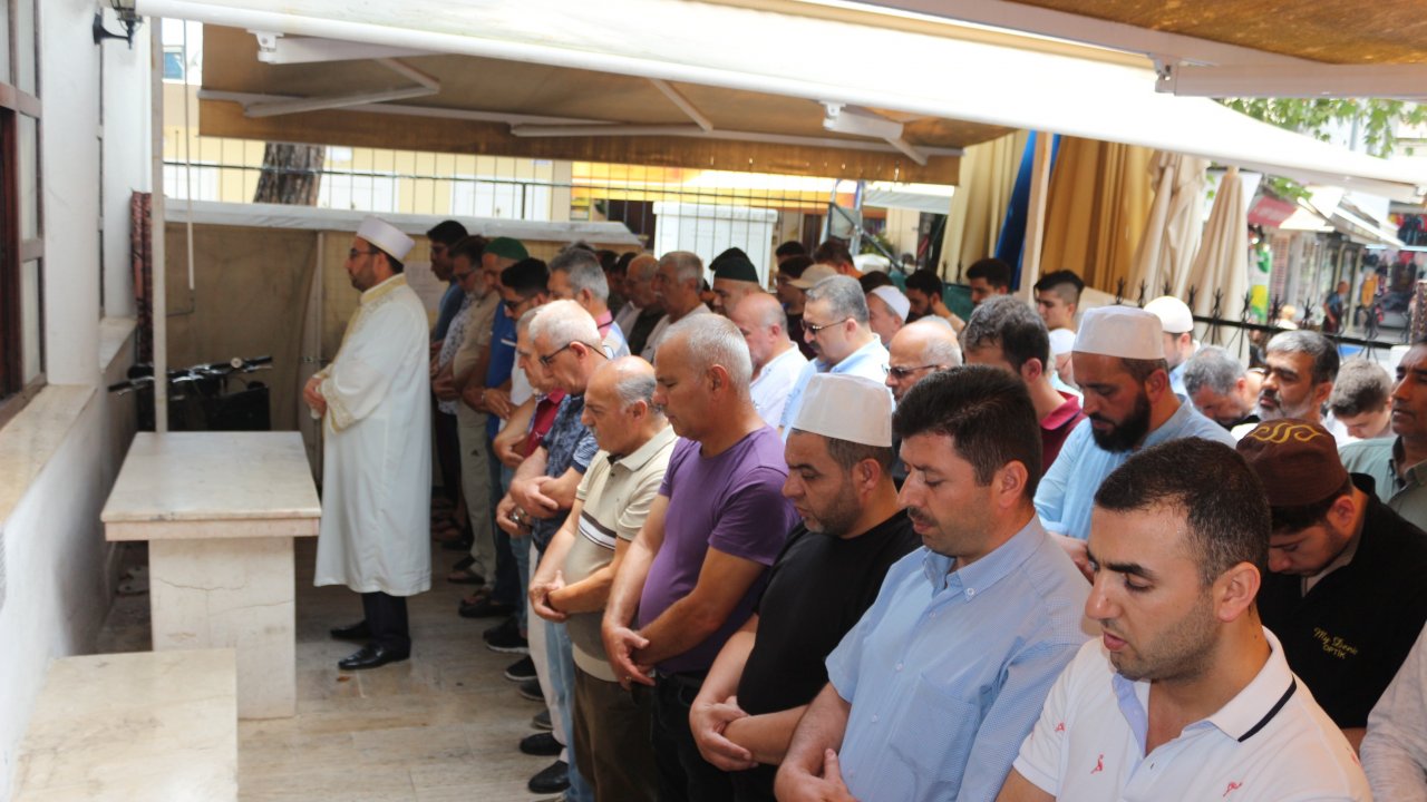 Mursi'nin Gıyabi Cenaze Namazında Arap Turistler De Saf Tuttu  