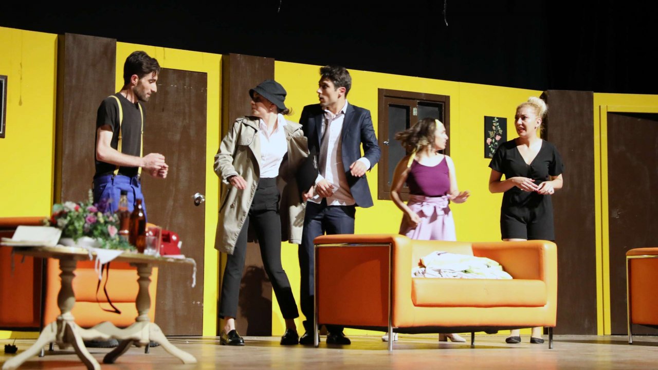 “Rus Gelir Aşka” Sahnelendi