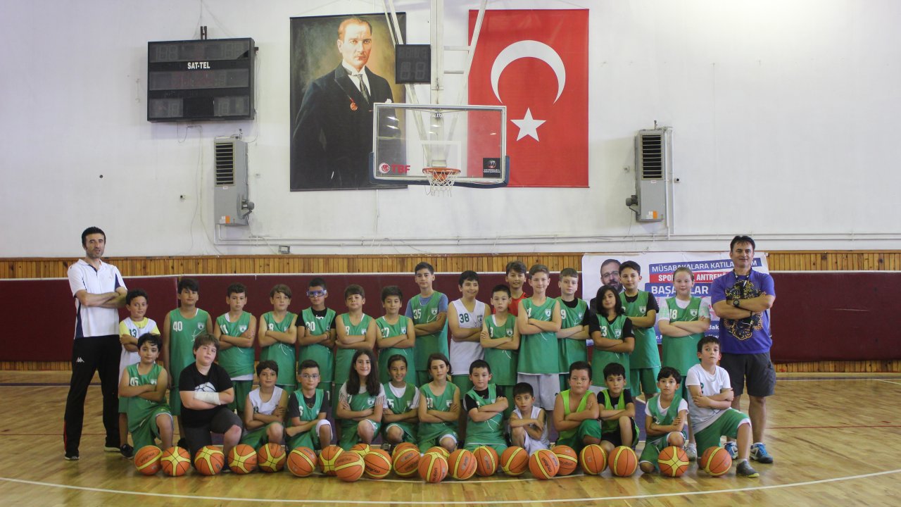 Minik Basketbolcular  Başarı Belgelerini Aldı