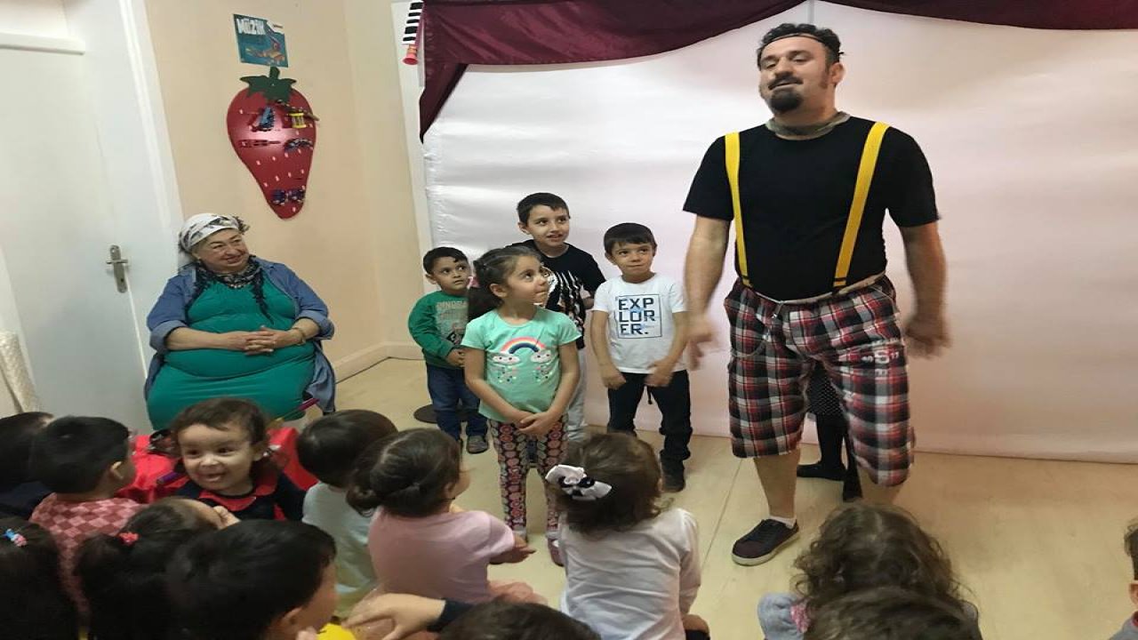 Tiyatroyu Köy Okullarındaki Çocuklara Götürüyorlar