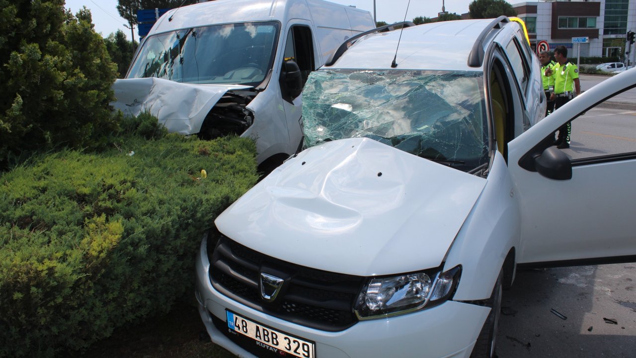 İlaç Firması Aracı Otomobille Çarpıştı: 2 Yaralı