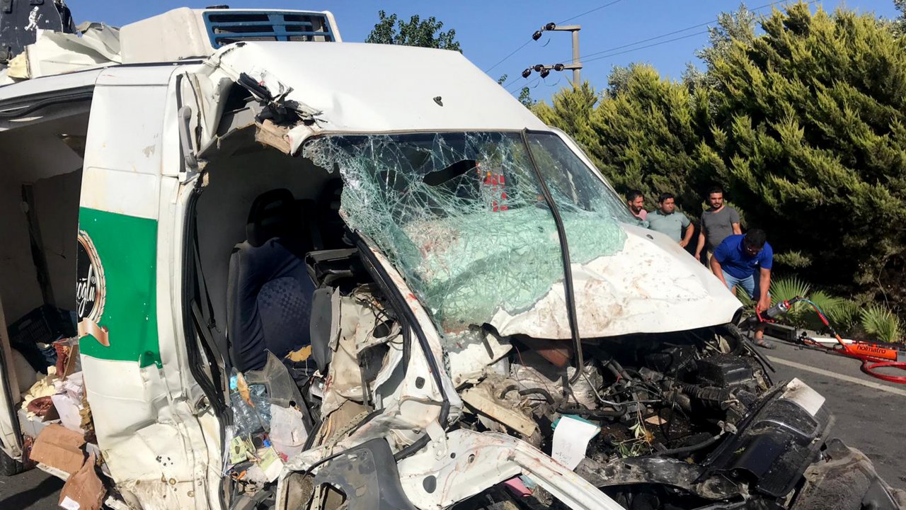 Datça’da Meydana Gelen Trafik Kazasında 3 Kişi Araçta Sıkıştı