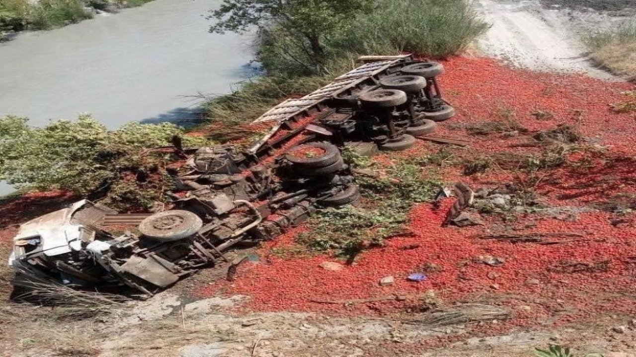 Köprüden Uçan Domates Yüklü Tırın Sürücüsü Öldü