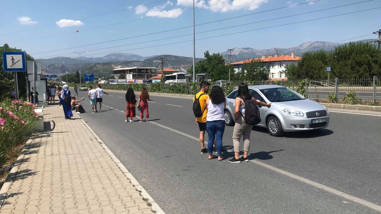 Otostopçular Faciaya Davetiye Çıkarıyor