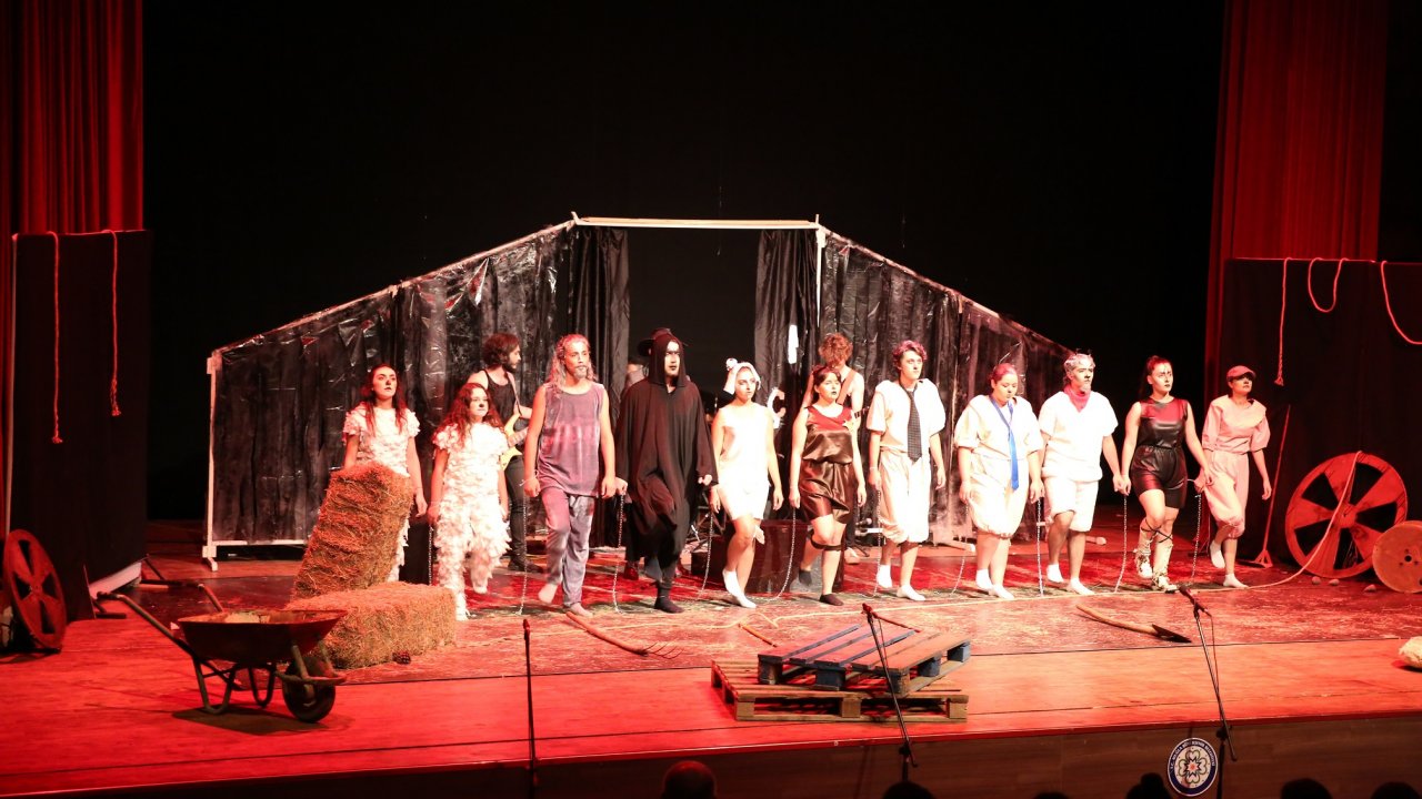 Hayvan Çiftliği Tiyatro Oyunu İlgiyle İzlendi