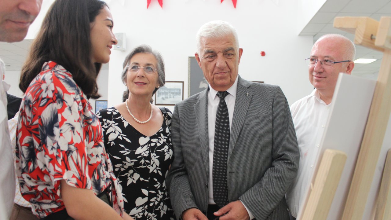 Karikatür Yarışmasını Kazananlara Ödülleri Verildi