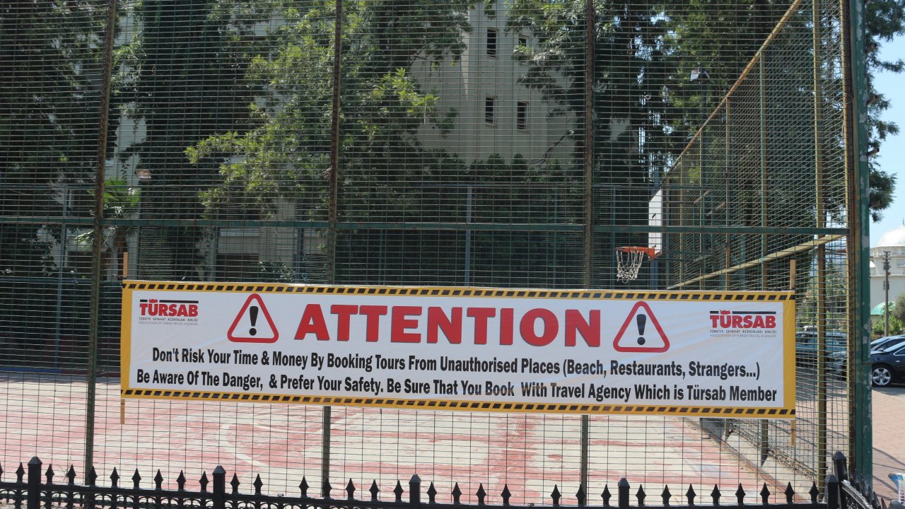 Yabancı Turistlere İngilizce Afişli Uyarı
