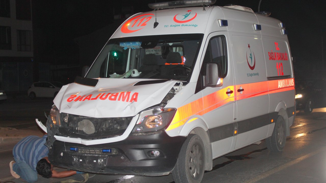 Ambulans ile Motosiklet Çarpıştı